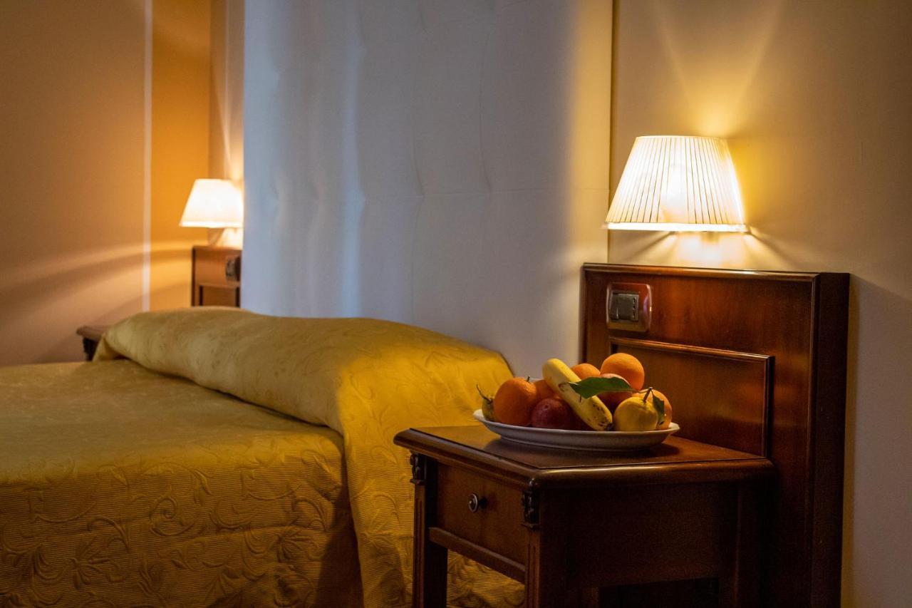 Le Stanze Del Vicere Boutique Hotel Napoli Eksteriør billede